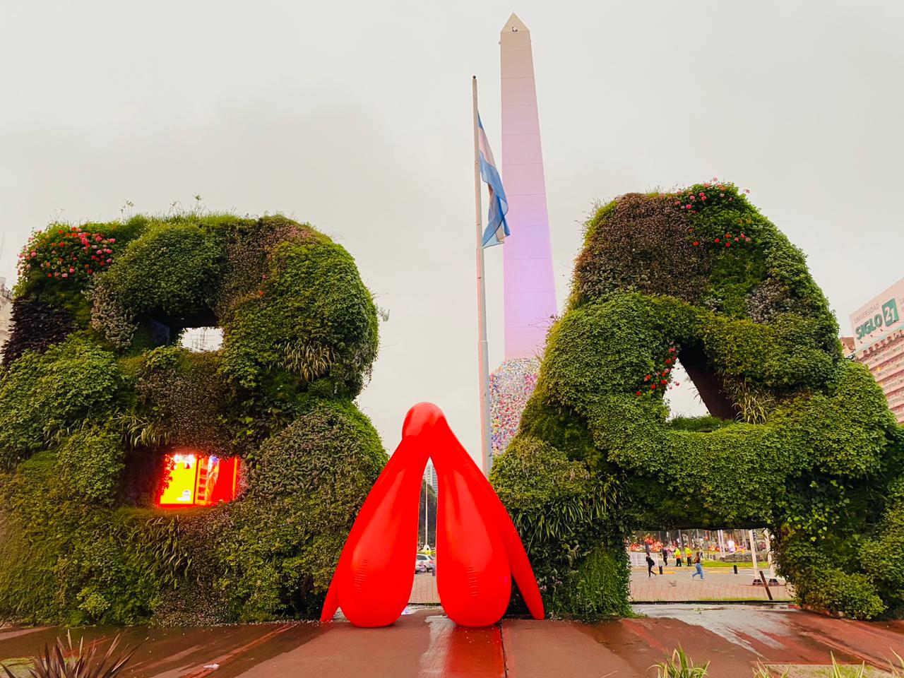 Contra el analfabetismo sexual: Agrupación de mujeres instaló clítoris gigante en el Obelisco de Buenos Aires