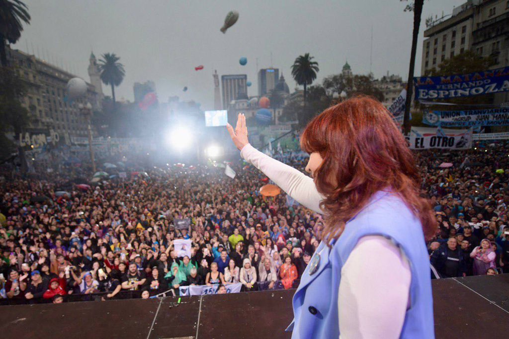 Cristina Fernández en la Plaza de Mayo: «Me quieran matar o meter presa, yo soy del pueblo y de ahí no me muevo»