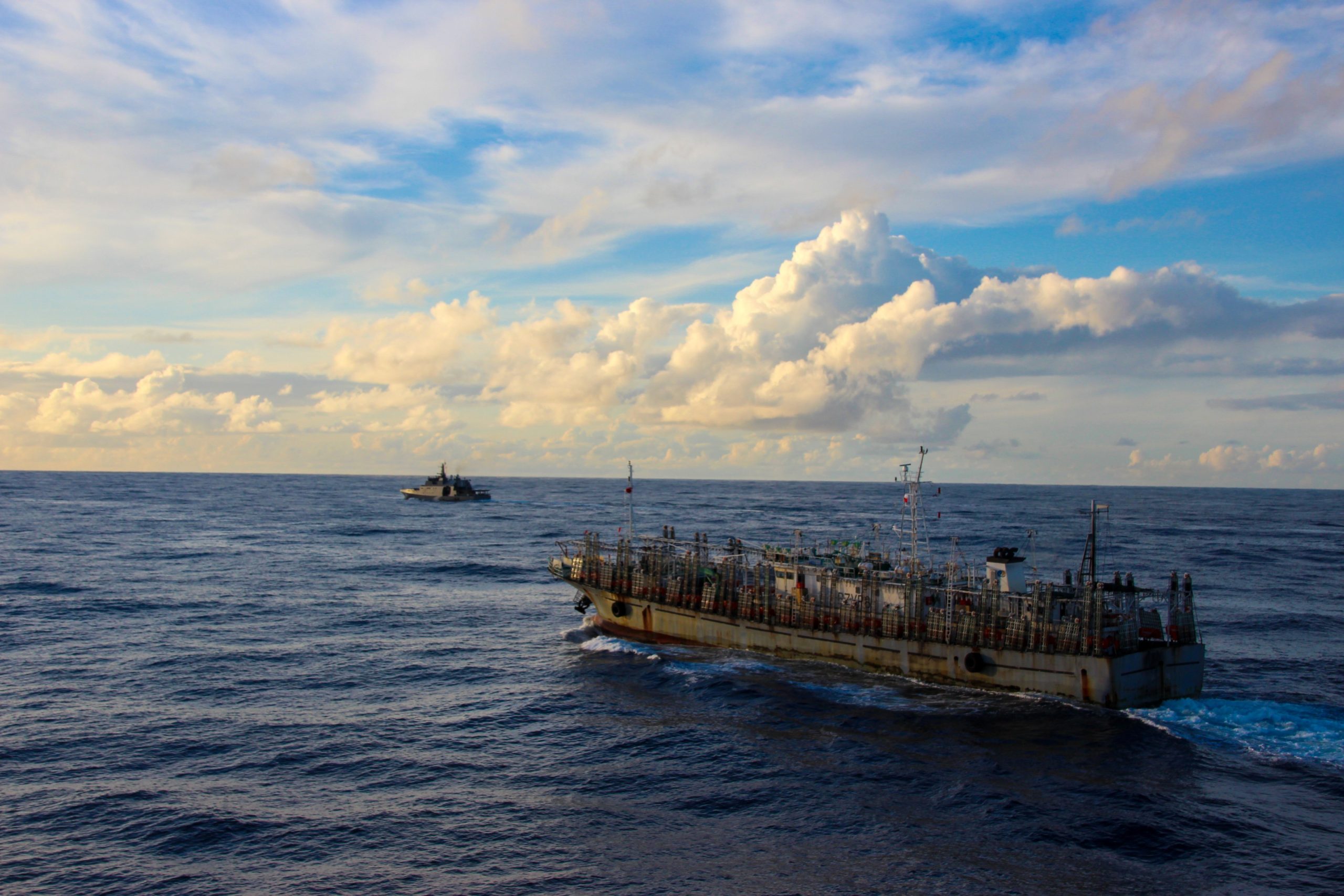 Armada de Chile inició operativo de búsqueda por tripulante de lancha que cayó al mar en la Región de Magallanes