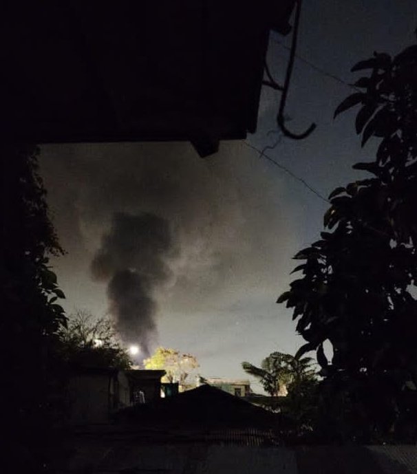 Bomberos trabajan en incendio en fábrica de insumos médicos en Recoleta: Ocho casas resultaron afectadas por las llamas
