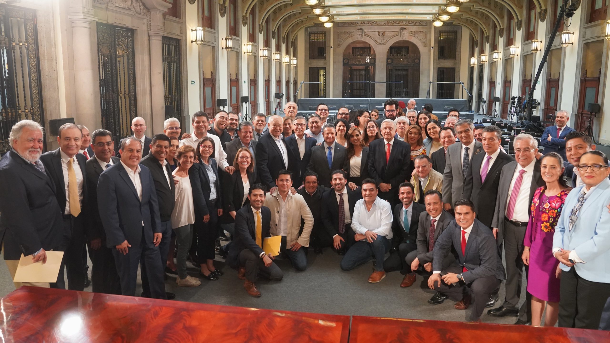 Céspedes y gobernadores de la 4T se reúnen con AMLO en Palacio Nacional