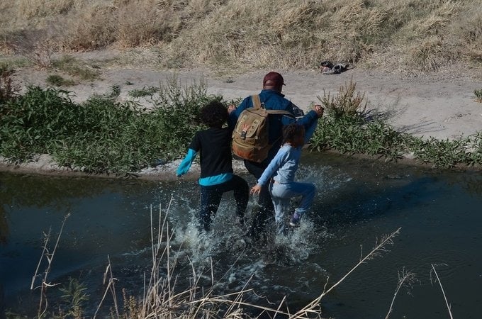 López Obrador afirma que flujo de migrantes está bajando