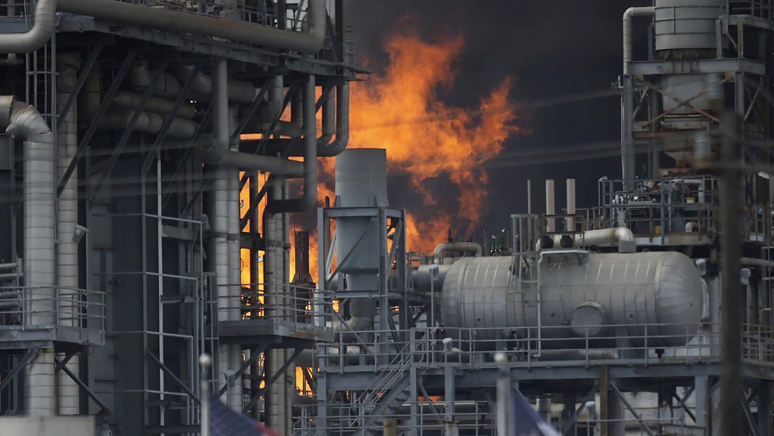 No logran detener el incendio de la refinería de Shell en Texas por tercer día consecutivo