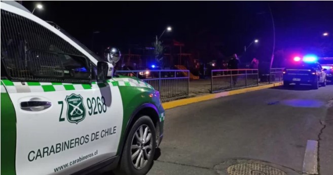Hombre fue hallado muerto con una herida por arma blanca en una plaza en Quilicura