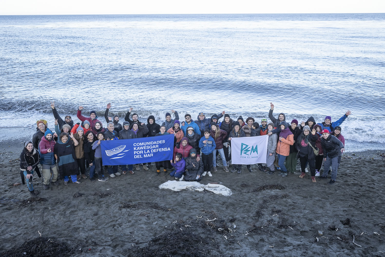 Punta Arenas: Manifestación pacífica exigió el fin de las concesiones salmoneras en la Reserva Nacional Kawésqar