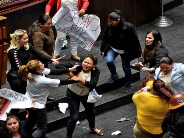 [Video] Diputadas bolivianas terminaron a combos y patadas para evitar la censura del ministro del Interior