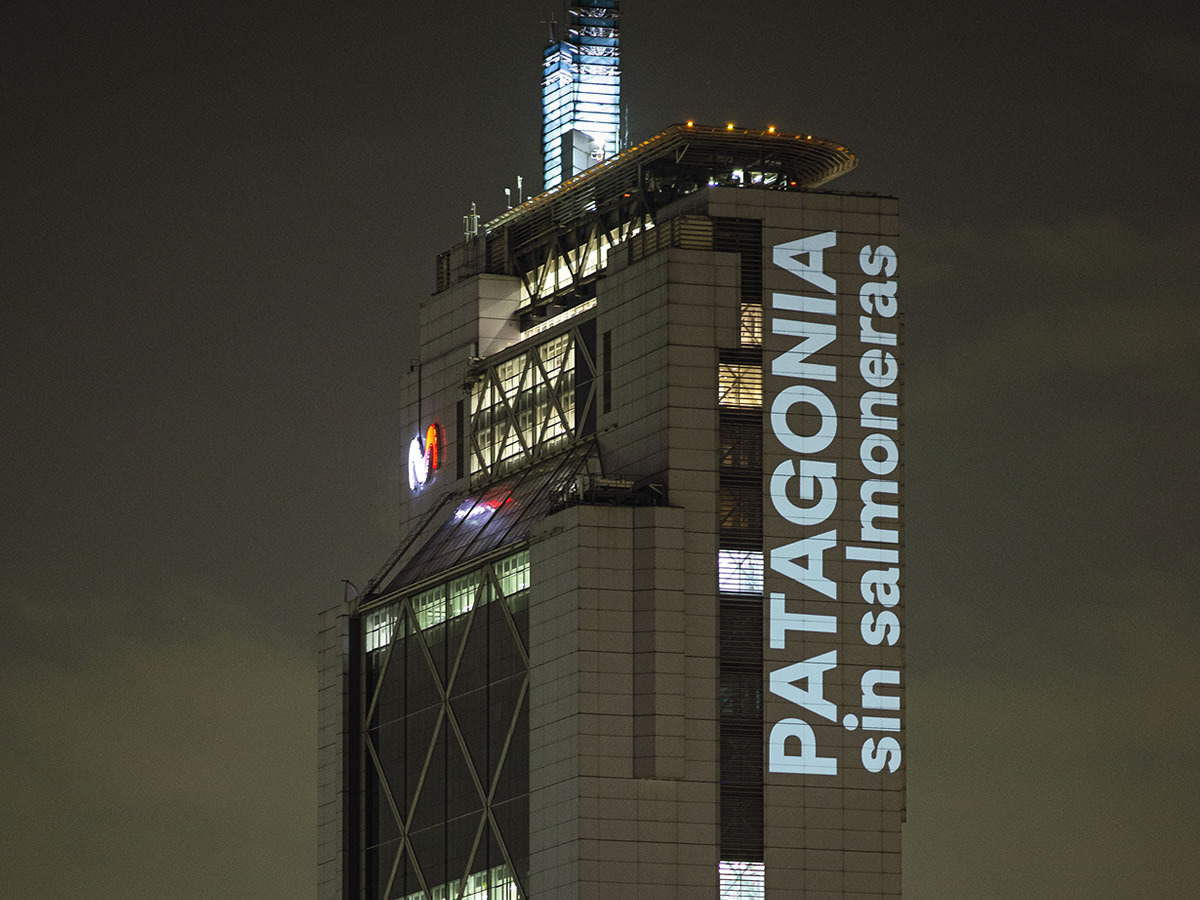 «Patagonia sin salmoneras», la última intervención de Delight Lab en el edificio de Telefónica en Santiago