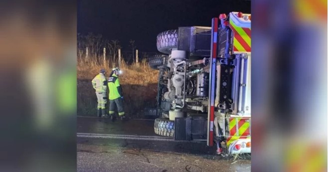 Reportan 4 voluntarios lesionados por volcamiento de carro de Bomberos entre Freire y Villarrica