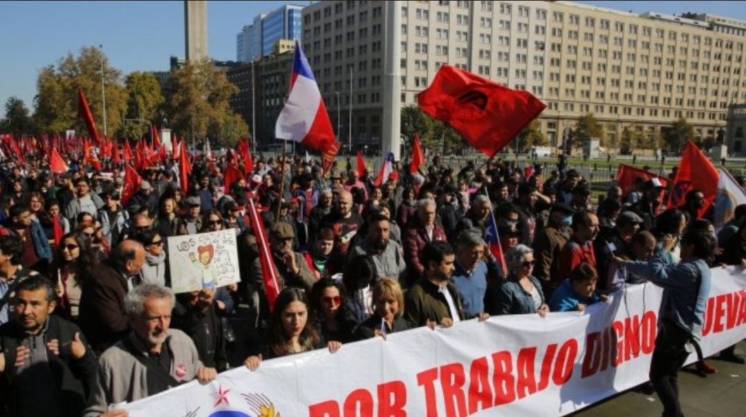 Dos manifestaciones se realizaron en la Alameda durante el Día del Trabajador