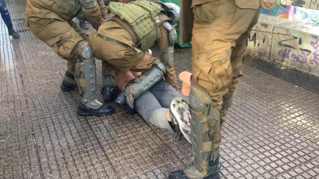 Carabineros reprime brutalmente a estudiantes del Instituto Nacional