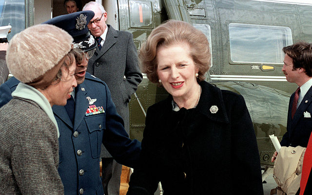 Thatcher cerca de helicóptero