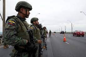 Presidente de Ecuador ordena seguridad para autoridades tras atentado criminal
