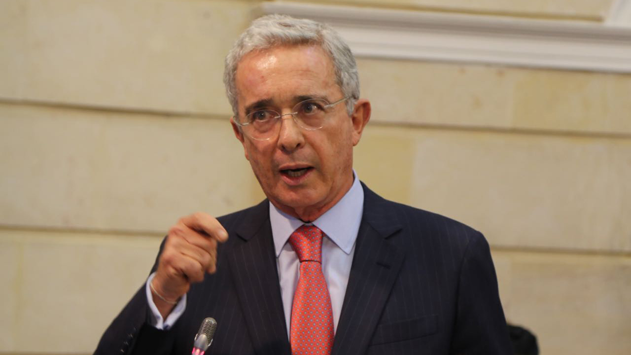 No archivarán el caso: Uribe podría ir a juicio por soborno a testigos y fraude procesal