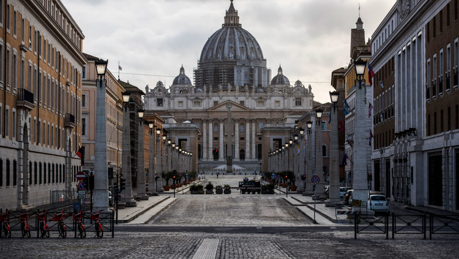 Hombre en «grave estado de alteración psíquica» embistió con un coche una puerta de acceso al Vaticano
