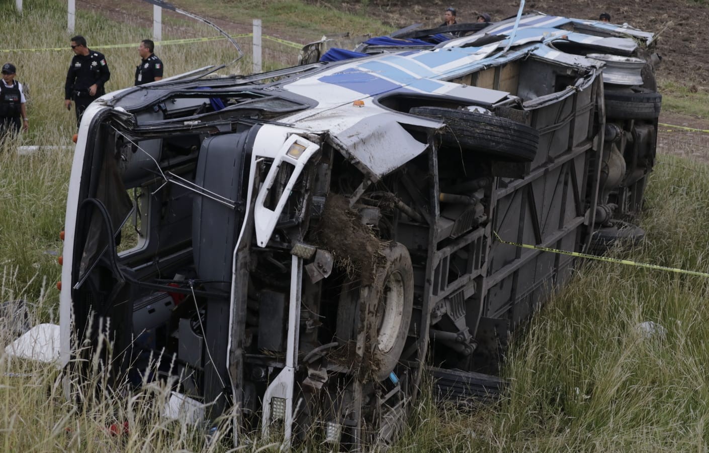 Volcadura en autopista Tlaxcala-Puebla deja 4 muertos y 18 heridos