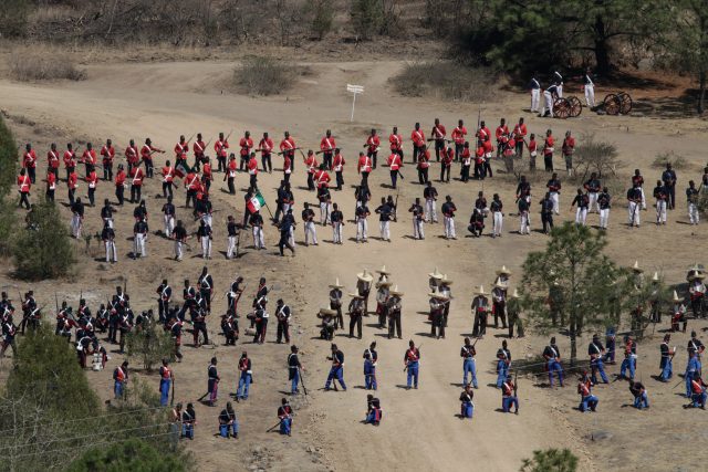 Casi 3 mil militares recrean la Batalla de Puebla
