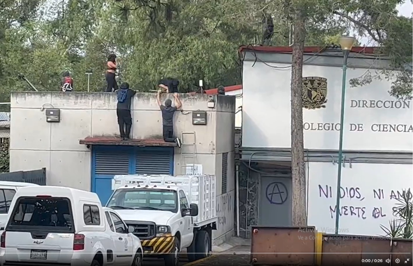 Encapuchados toman instalaciones de la Dirección de CCH, UNAM