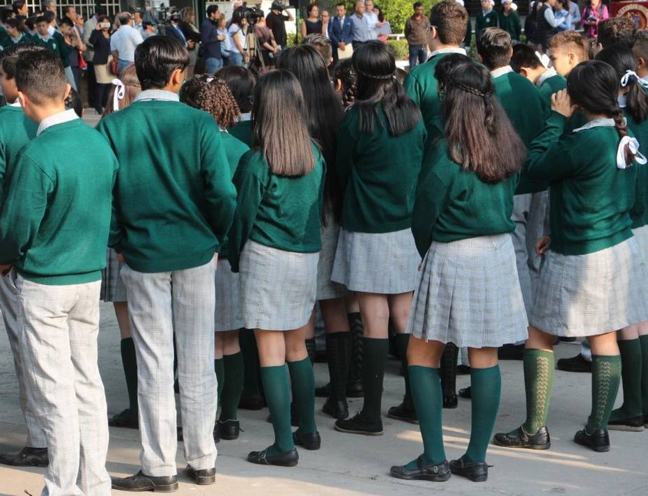 CDMX avala uniforme neutro; alumnado elegirá falda o pantalón