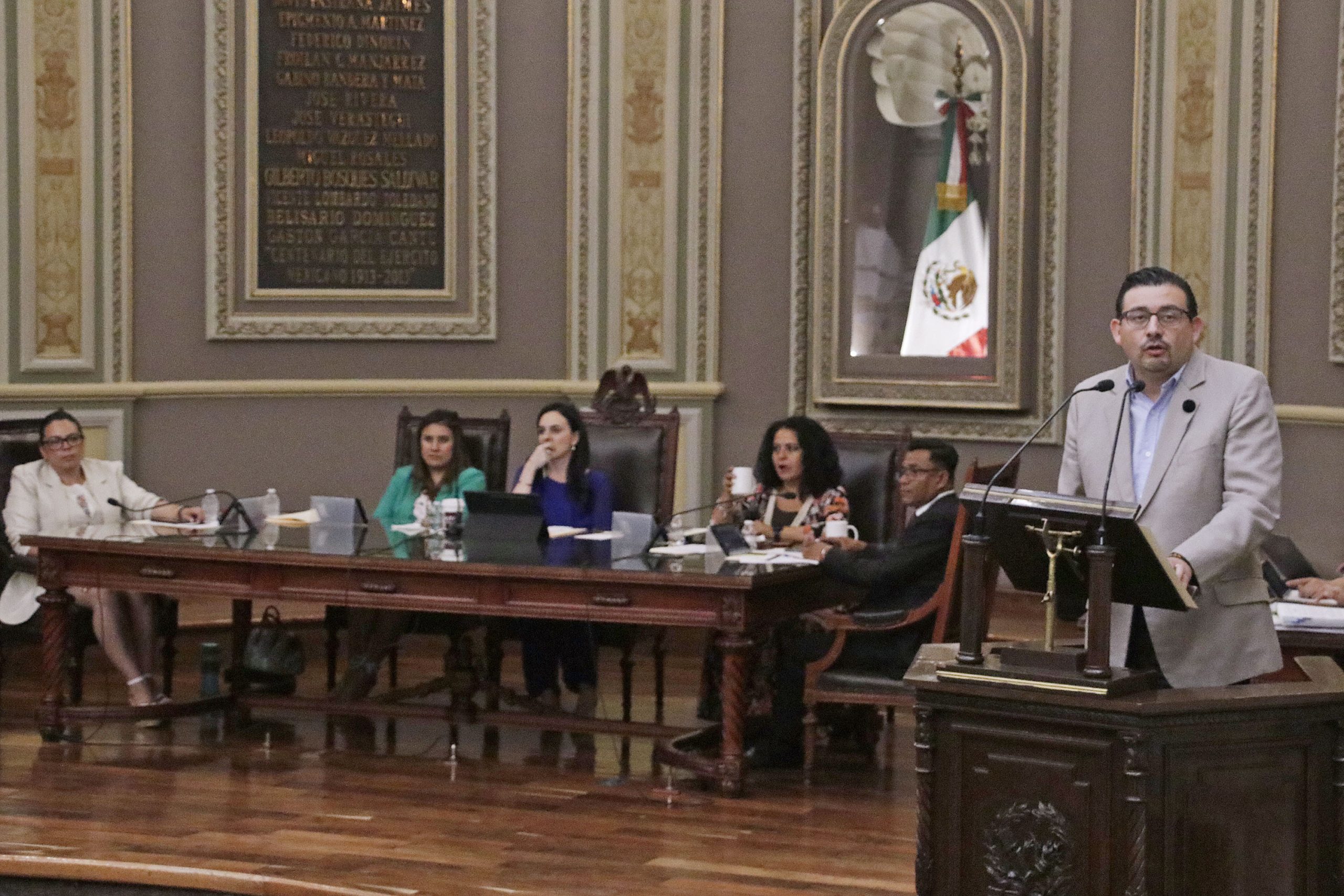 Desde la tribuna legislativa, Alcántara ofrece disculpa a Erika De la Vega