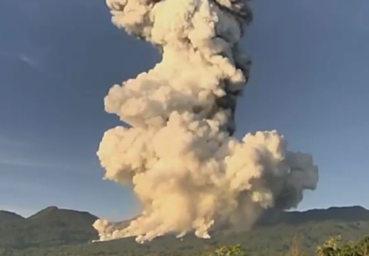 Confirman erupción del volcán Rincón de la Vieja en Costa Rica