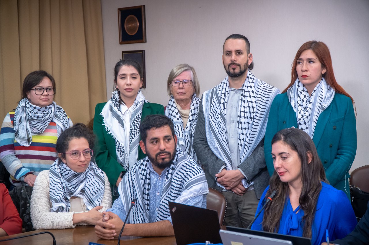 «¡Palestina Libre!»: Diputados recibieron con pañuelos palestinos al embajador de Israel
