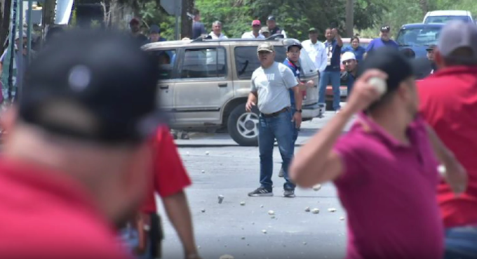 Sindicalistas de AHMSA pelean con piedras y palos en calles de Monclova