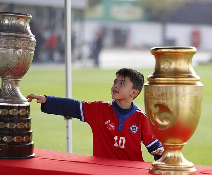 Miles de hinchas conocieron el histórico Juan Pinto Durán y los trofeos de la selección chilena de fútbol