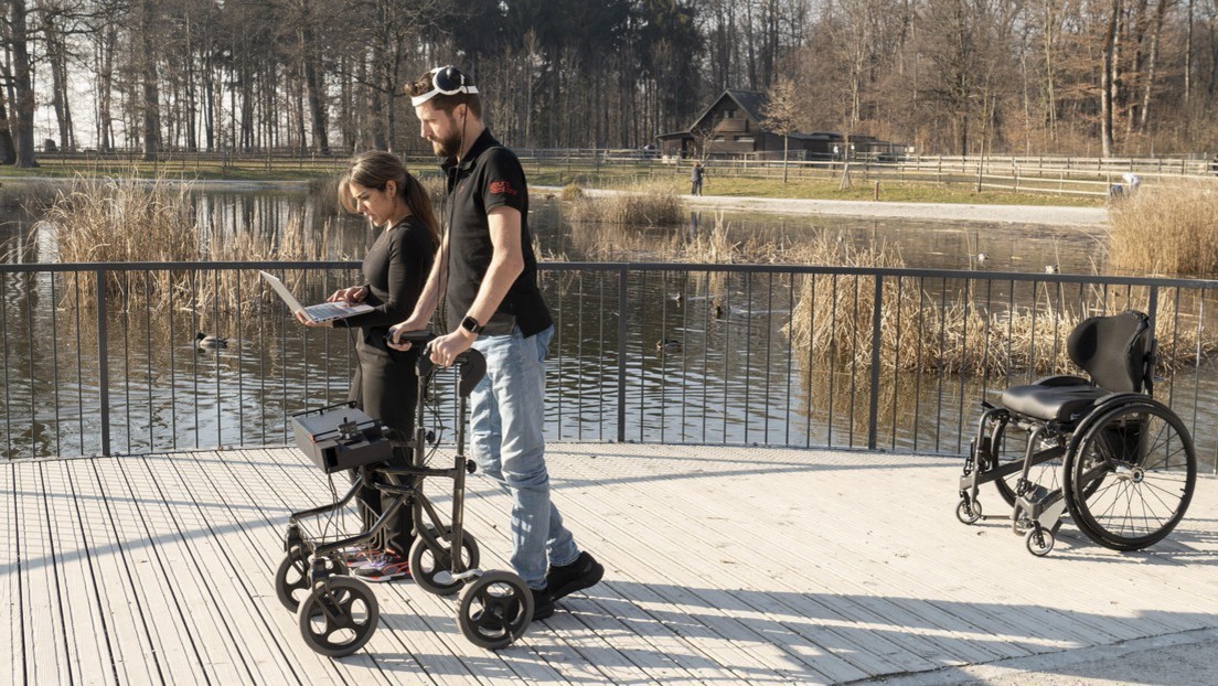 «Puente digital» entre cerebro y circuitos neuronales permite caminar a un hombre con parálisis