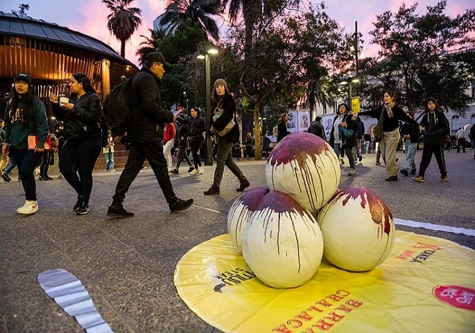 “Huevos ensangrentados”: protesta exige menos sufrimiento animal