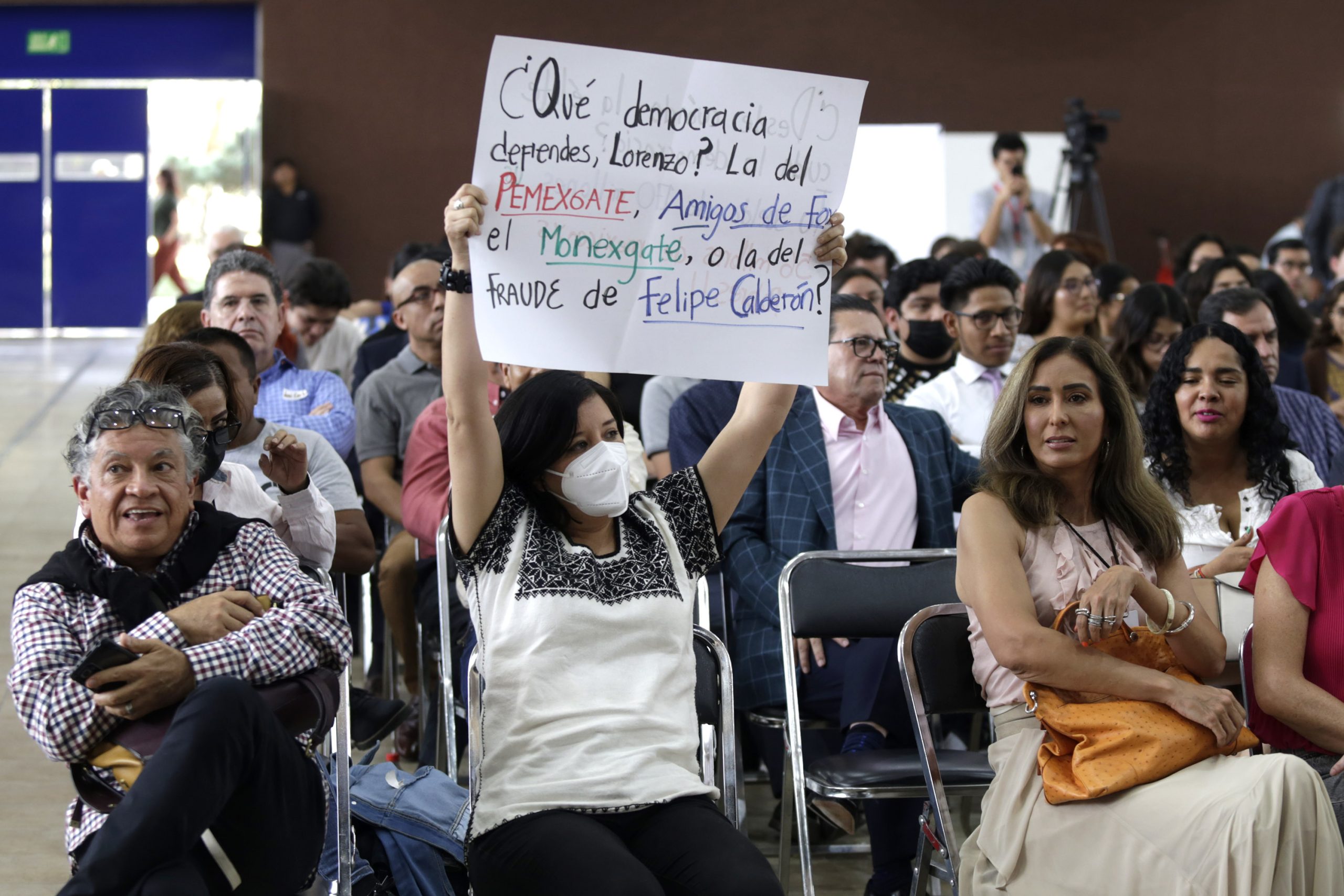 Protestas interrumpen conversatorio con exconsejeros del INE