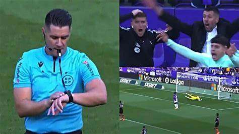 Escándalo en Liga de España: Árbitro terminó partido mientras jugador del Valladolid pateaba, se anuló el gol y perdieron (Video)