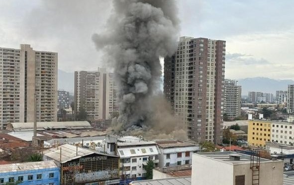 Autoridades combaten incendio de gran magnitud en cuartel de la PDI en San Miguel