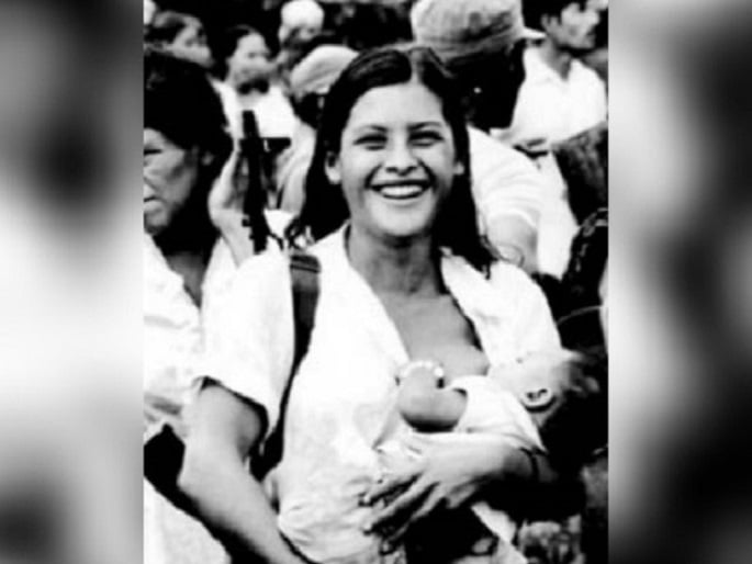 La historia detrás de una fotografía ícono con una joven madre sandinista amamantando