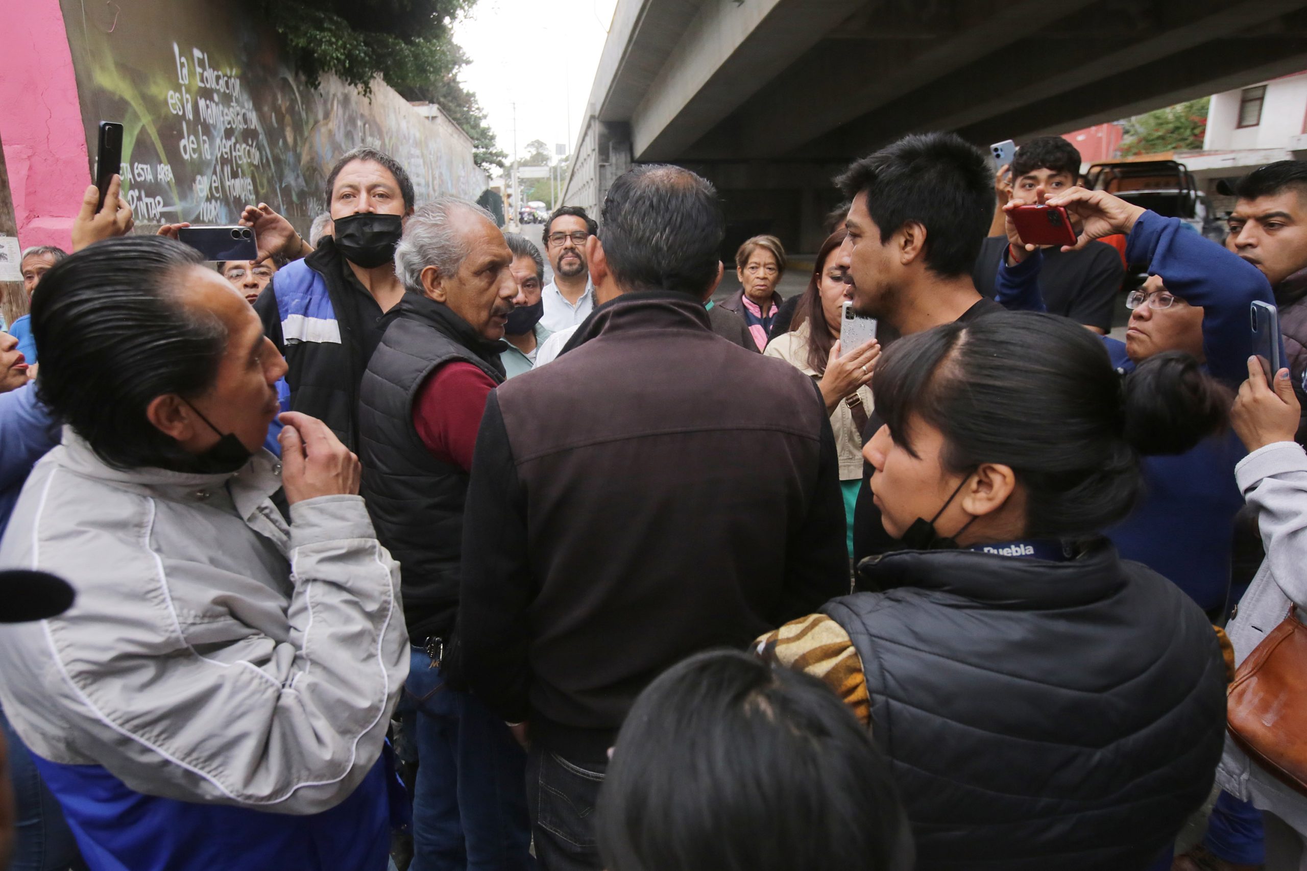 Urge Rivera a desterrar violencia en mercado de Amalucan