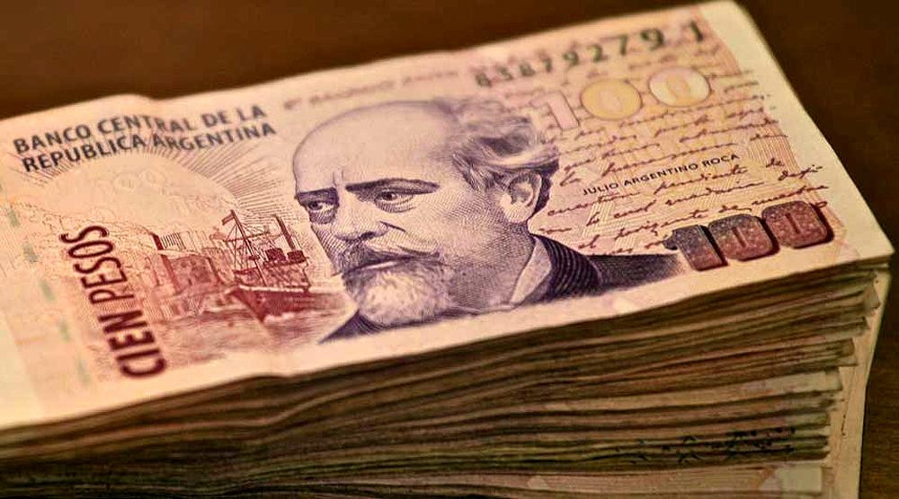 Experto señala que devaluación del peso argentino explicaría diferencias de precios entre Chile y Argentina