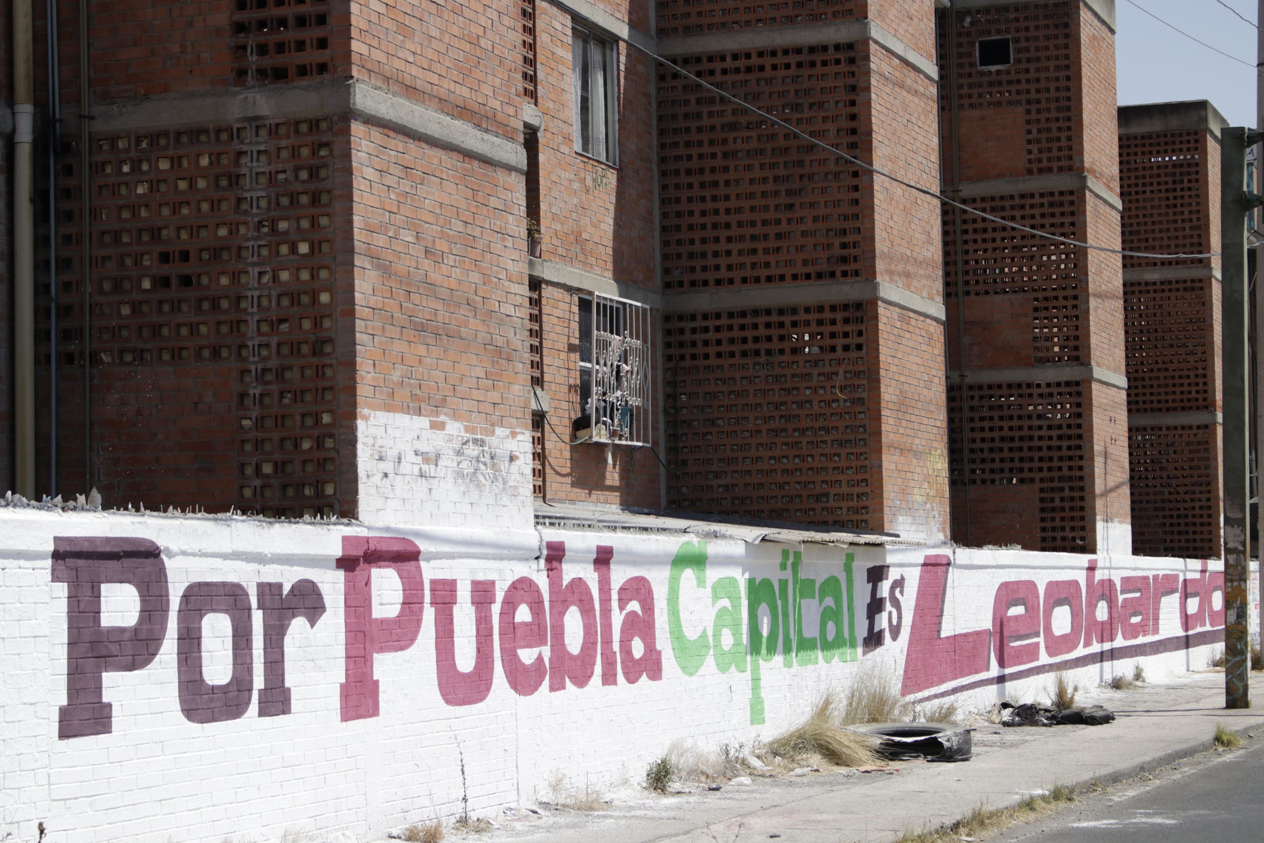 Preparan decreto para regular pintas en mobiliario urbano de Puebla
