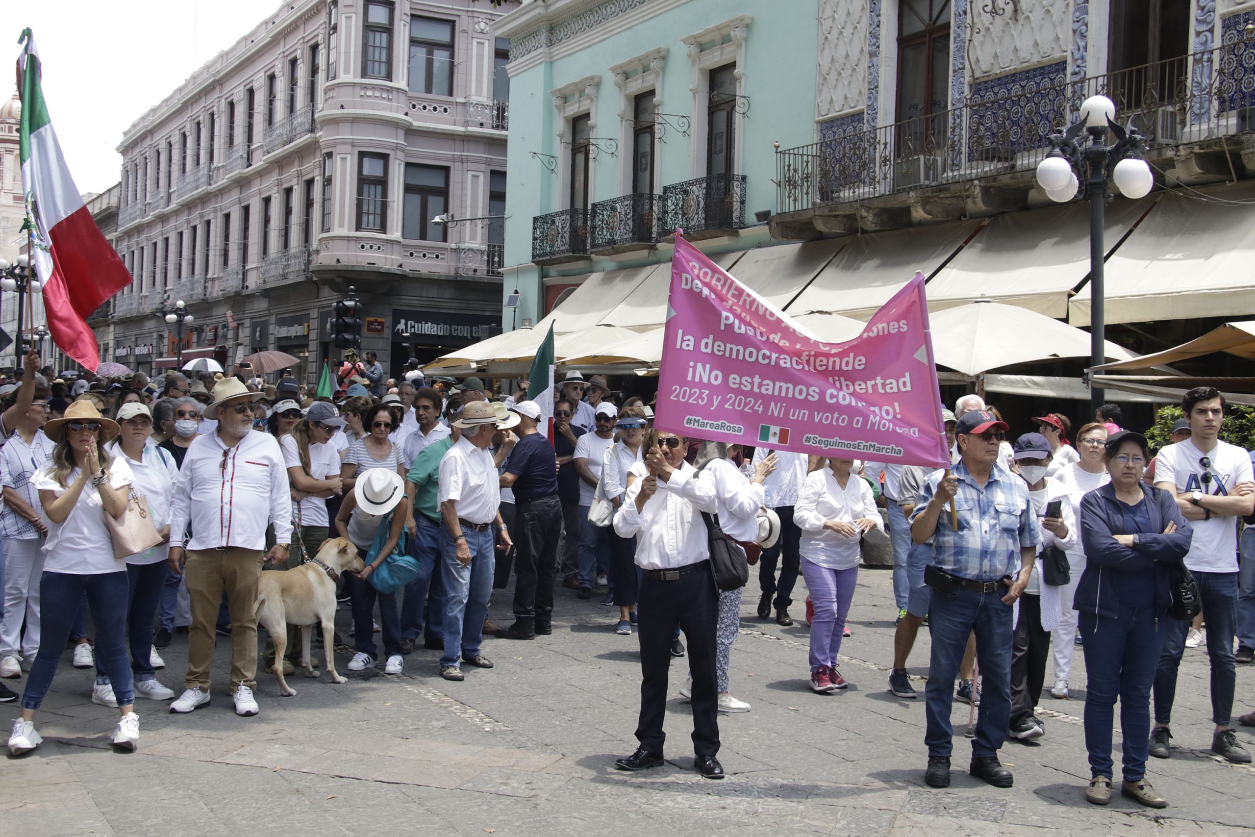 Se suman poblanos a marcha nacional en defensa de la SCJN