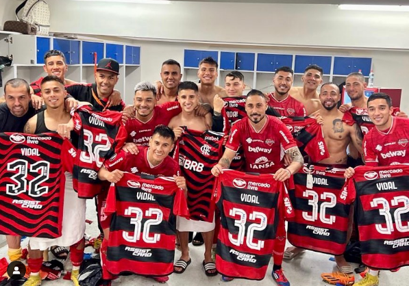 Vidal regaló camisetas del Flamengo al Ñublense tras empate en Copa Libertadores