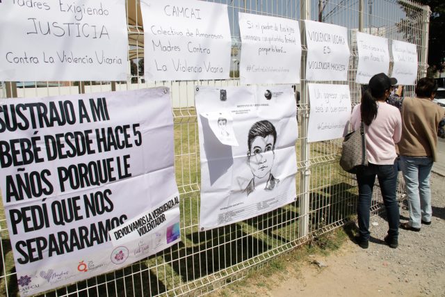 Acusan que autoridades revictimizan a madres que enfrentan violencia vicaria