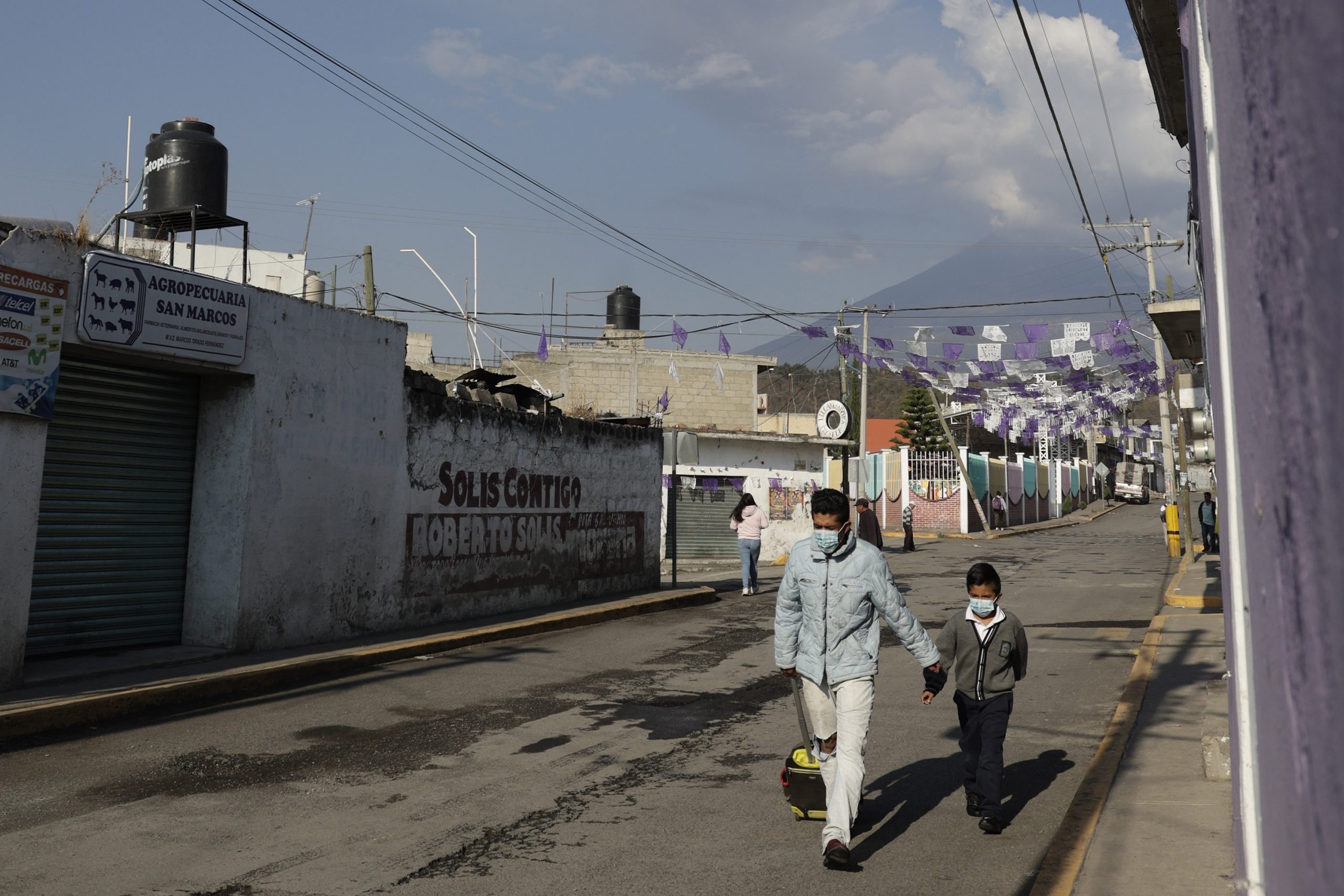 Garantizan clases por TV e internet en municipios vecinos del volcán