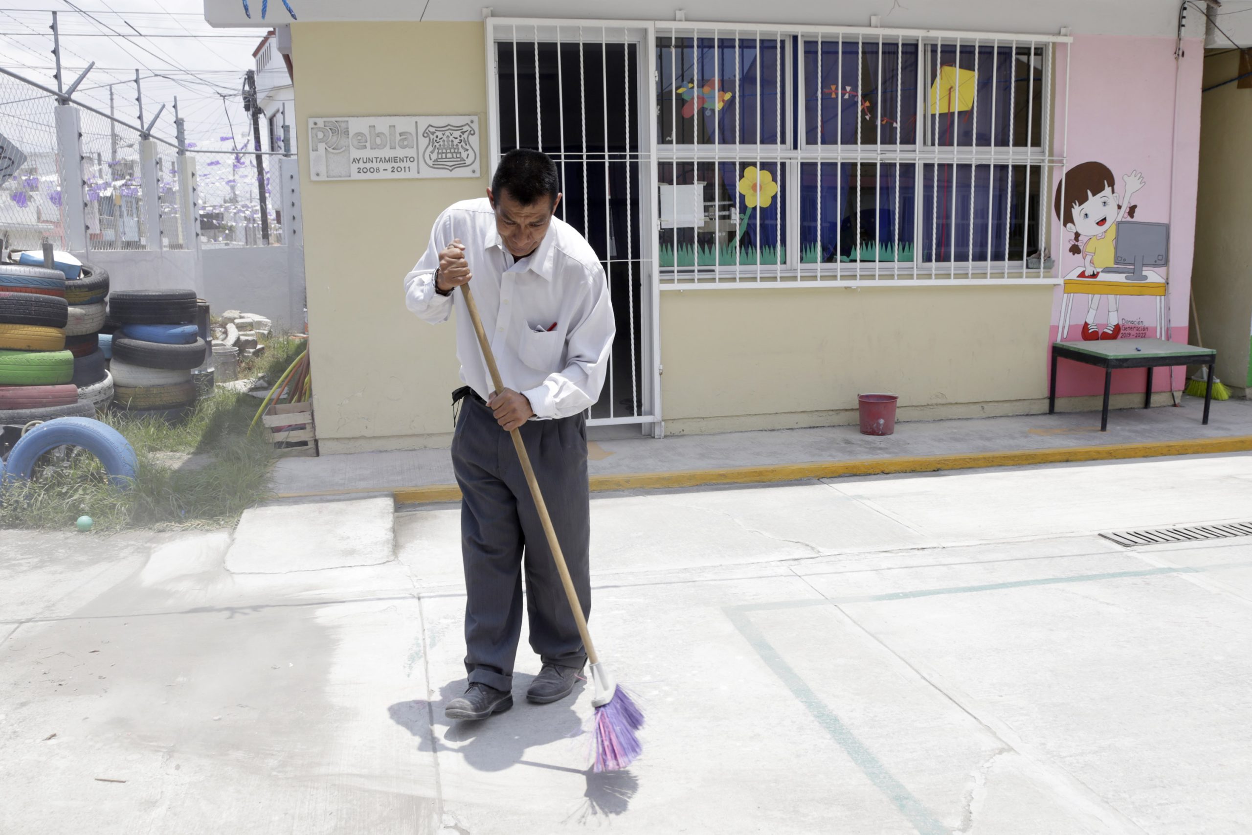 Limpian escuelas para el regreso a clases este lunes en Puebla