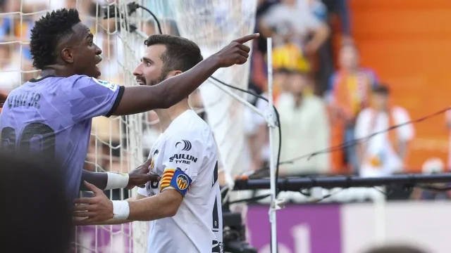 Brasileño Vinicius  no soporta y explota contra la Liga de España: «Es un país de racistas»