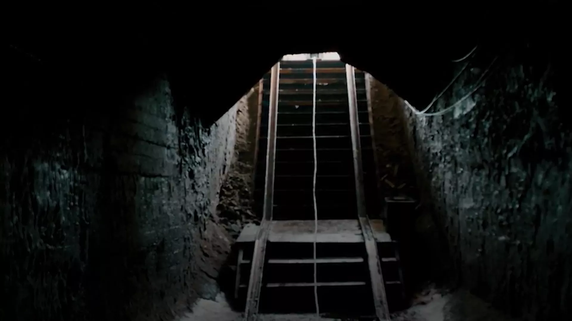 (Video) No lograron destruirlo: Militares rusos descubren un gigantesco depósito subterráneo de armas en Soledar