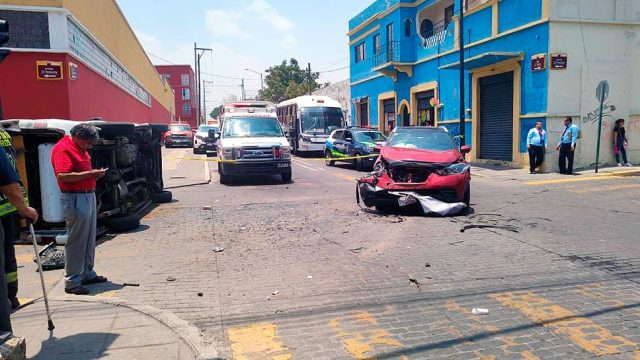 Por segunda ocasión vuelca unidad del transporte público en Puebla