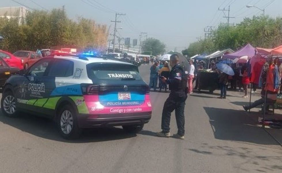 Vecinos de Agua Santa bloquean la 11 Sur para exigir retiro de ambulantes