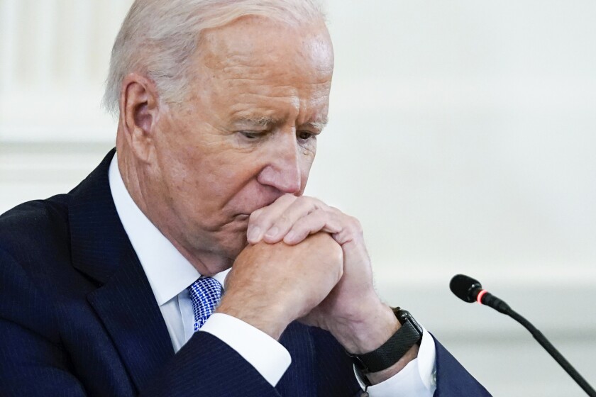 (Video) Biden sufre una caída en una ceremonia militar y resurgen las críticas por su edad