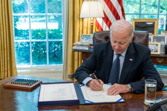 EE. UU. se «salva» de una catástrofe económica: Biden firmó la ley sobre el techo de deuda