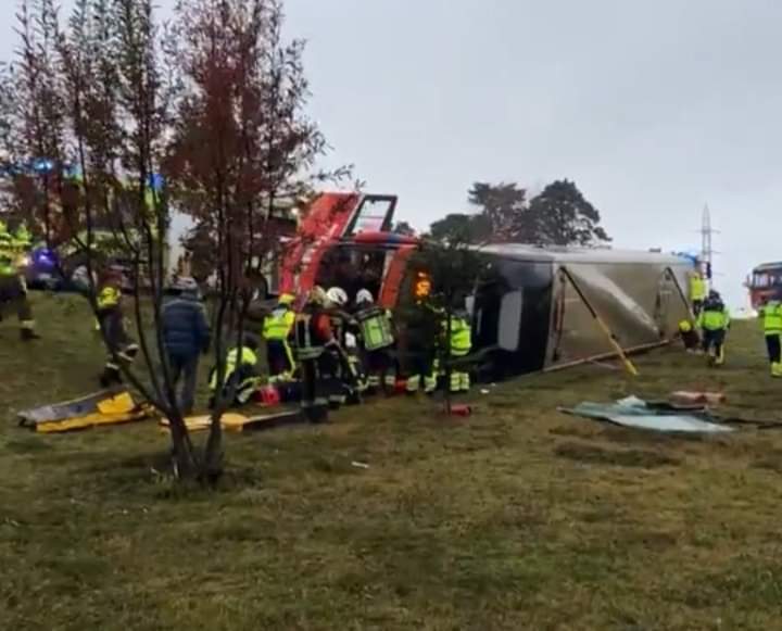 Al menos cinco heridos con lesiones de diversa consideración tras vuelco de bus de dos pisos en Puerto Montt