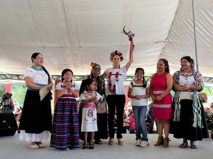 Etnias entregan bastón de mando a Sheinbaum en Xochimilco