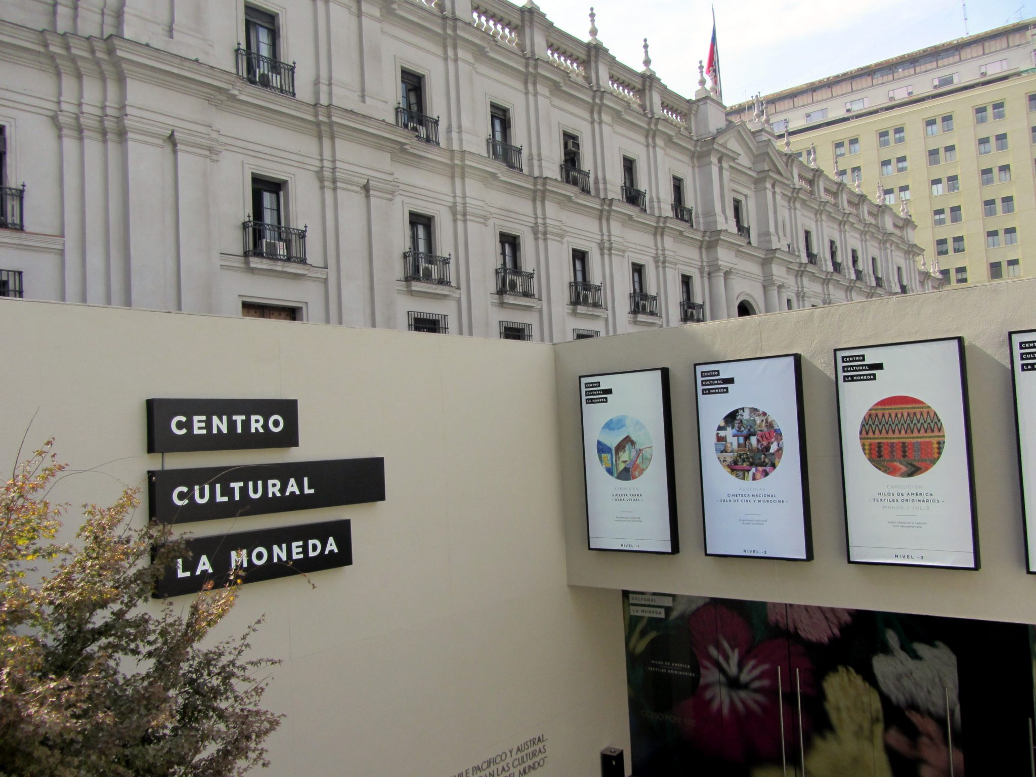 «¡Que los compren!»: A pesar de contar con millonarios recursos, Centro Cultural La Moneda pidió a las editoriales que le donaran libros